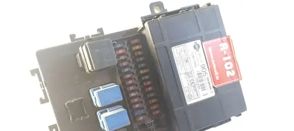 Nissan Primera Fuse box set 285519F905 5WK48540