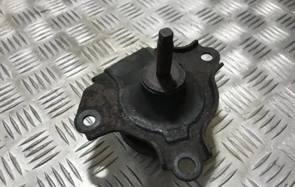 Honda CR-V Engine mount bracket