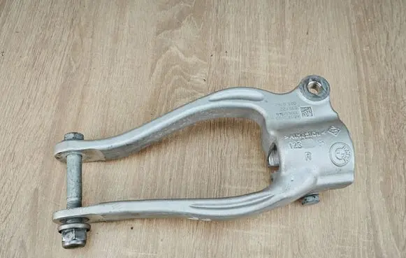 BMW 8 G16 Lower shock absorber bracket 6861200