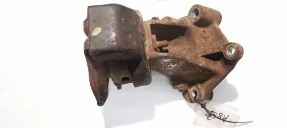 Mitsubishi Pajero Engine mount bracket mr374898
