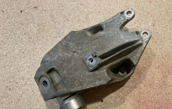 Engine mounting bracket