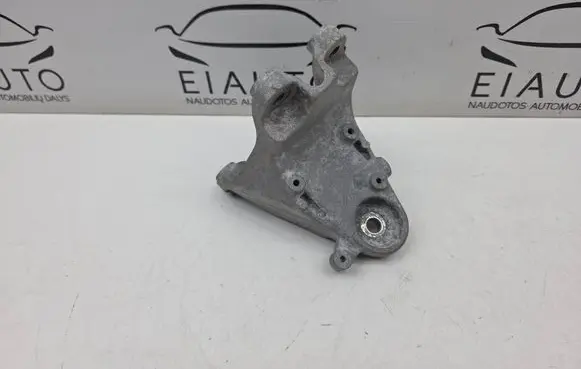 Engine mounting bracket