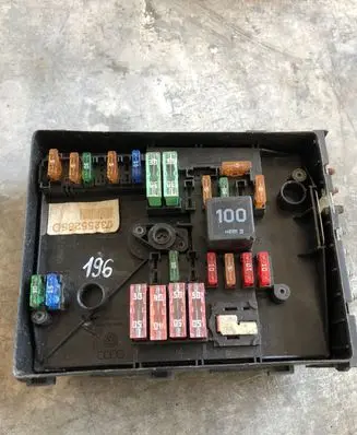 Volkswagen Caddy Fuse box set 061817130 03255285