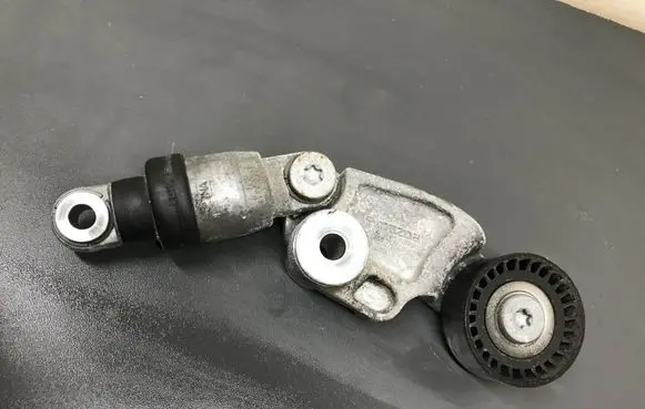 Mazda 3 II Generator/alternator belt tensioner