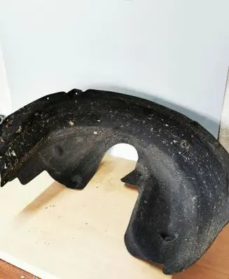 Rear arch fender liner splash guards