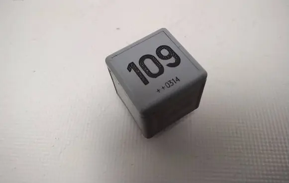 Skoda Octavia Mk1 (1U) Other relay 1J0906381A V23134B63X396 PA66GF25