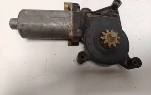 Mercedes-Benz E W210 Front door window regulator motor 0130821670