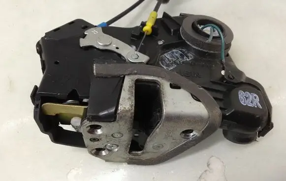 Toyota Corolla Verso E121 Front door lock