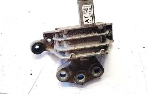 Opel Insignia A Engine mount bracket 13227712