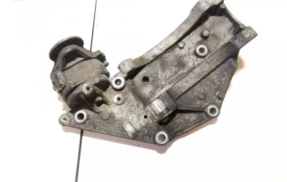 Volvo V50 Engine mounting bracket 9682367380