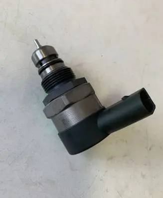 BMW 5 E60 E61 Fuel pressure sensor 0281002738 27038020