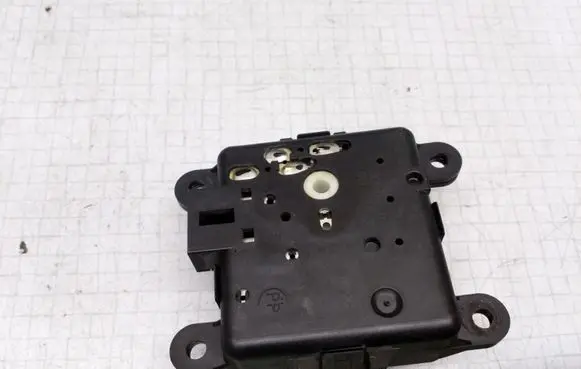Nissan Almera N16 Air flap motor/actuator 3G24030820 010922