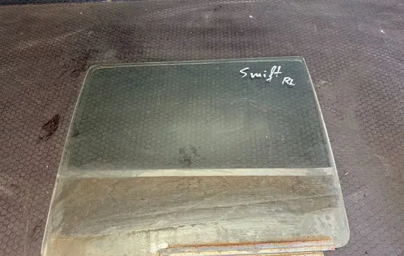 Suzuki Swift I Rear door window glass 43R005165