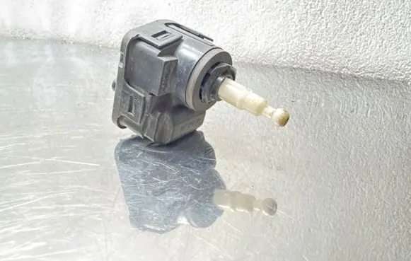 Opel Omega B1 Headlight level adjustment motor 00728230
