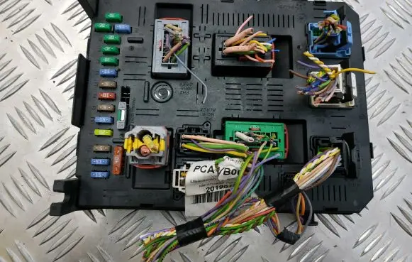 Citroen C4 I Fuse module 281197280A
