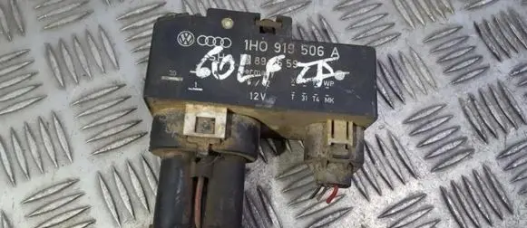 Volkswagen Golf III Coolant fan relay 1H0919506A 898659
