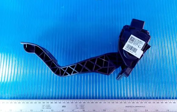 Peugeot 208 Accelerator throttle pedal 96714337