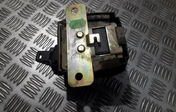 Middle seatbelt (rear)