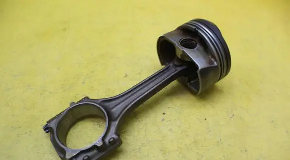 Volkswagen Golf V Piston with connecting rod