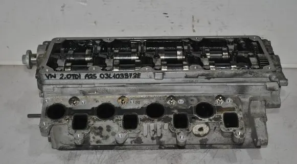 Volkswagen PASSAT B6 Engine head 03L103373E