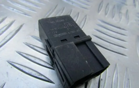 Volvo S40, V40 Other relay MB953382