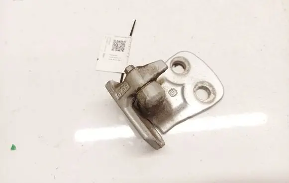 Land Rover Discovery 3 - LR3 Rear door lower hinge 