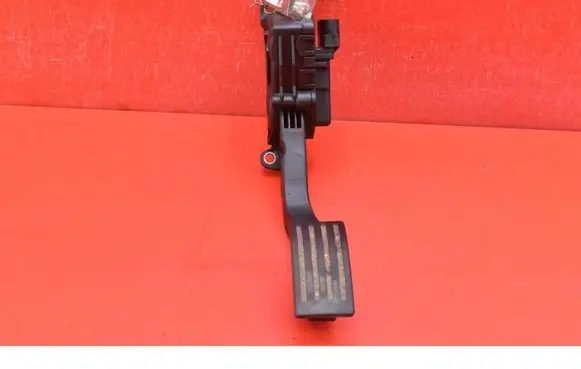 Accelerator throttle pedal