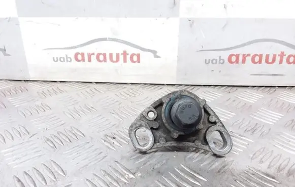 Volvo V70 Engine mount bracket 8666204 13541