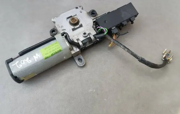 Mercedes-Benz C W202 Sunroof motor/actuator 2028208810 0390201608