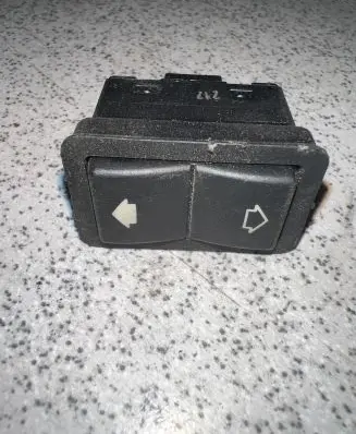 BMW 5 E39 Electric window control switch 8368974