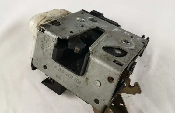 Audi A4 S4 B5 8D Front door lock 8D1837016