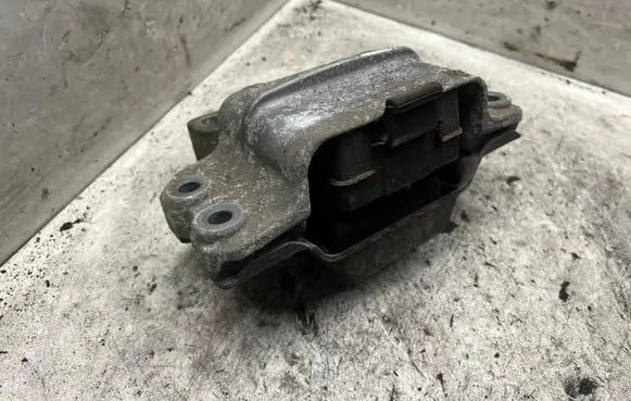 Volkswagen Touran I Engine mount bracket 1K0198555