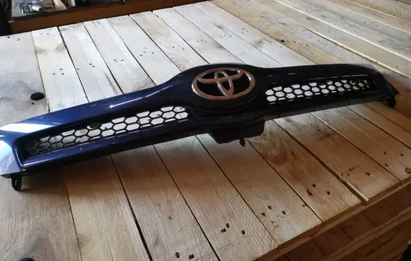 Toyota Corolla Verso E121 Front bumper upper radiator grill