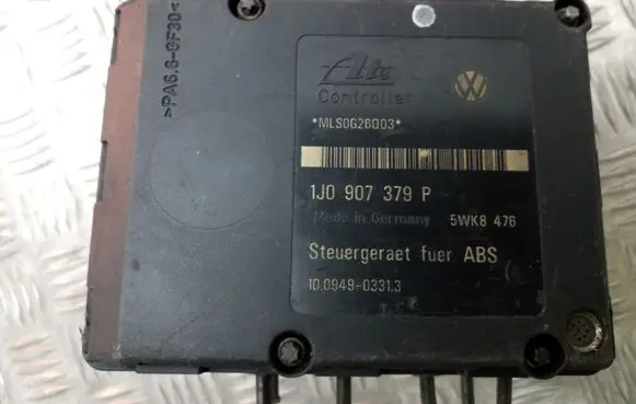 Volkswagen Golf IV ABS Pump 1J0907379P 7M3614111H