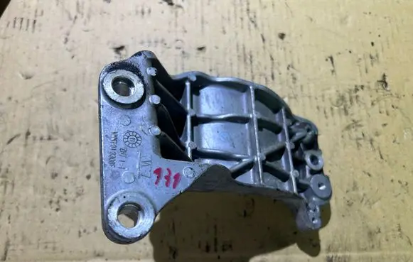 Jeep Grand Cherokee Generator/alternator bracket VMMT013308F
