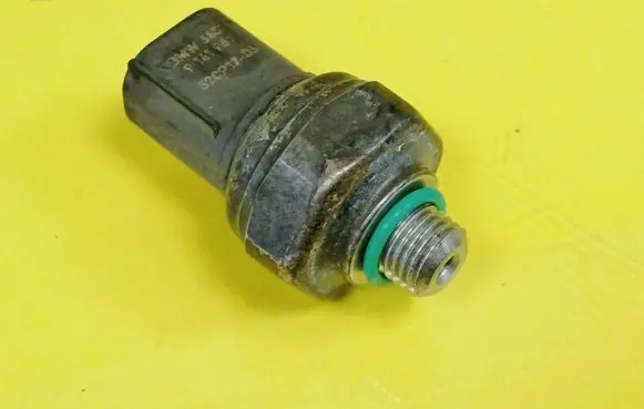 BMW 3 E90 E91 Air conditioning (A/C) pressure sensor 9141957