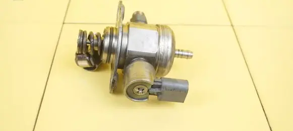 Audi A4 S4 B8 8K Fuel injection high pressure pump 0261520055 4HTR10