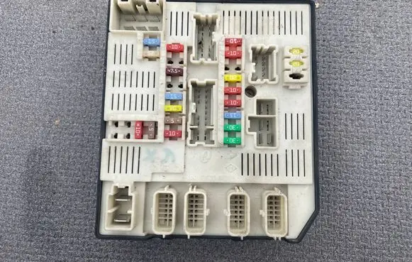 Renault Laguna III Fuse module 284B60013R 519186415 3410014589