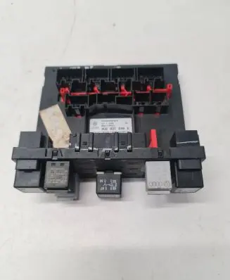 Volkswagen Jetta V Relay mounting block 3C0937049E 00194735 F005V00526
