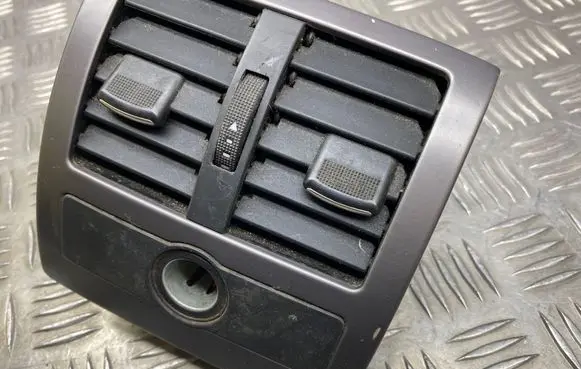 Rear air vent grill
