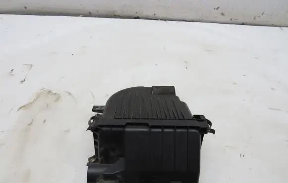 Suzuki Swift II Air filter box 13700-69L00