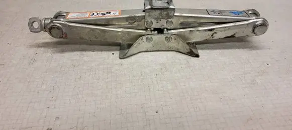 Audi A4 S4 B5 8D Lift Jack 