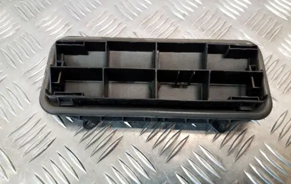 Nissan Juke I F15 Quarter panel pressure vent 8200213712