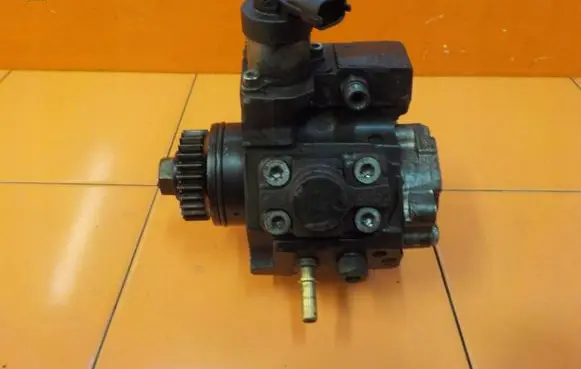 Opel Vivaro Fuel injection high pressure pump 8200934657