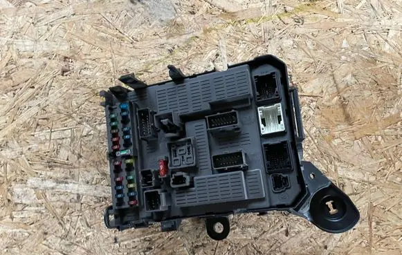 Peugeot 807 Fuse module 9649477380
