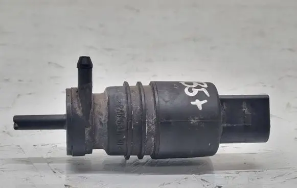 Volkswagen PASSAT B5.5 Headlight washer pump 