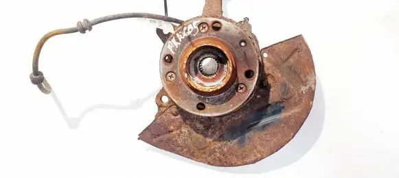 Volkswagen Golf III Front wheel hub 