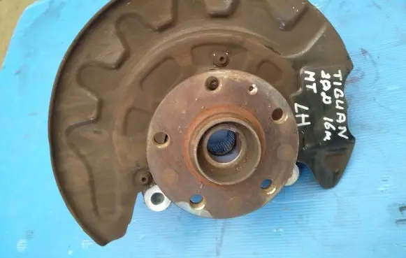 Volkswagen Tiguan Front wheel hub 5Q0407257C