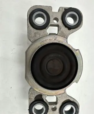 Volvo S80 Engine mount bracket 31316875