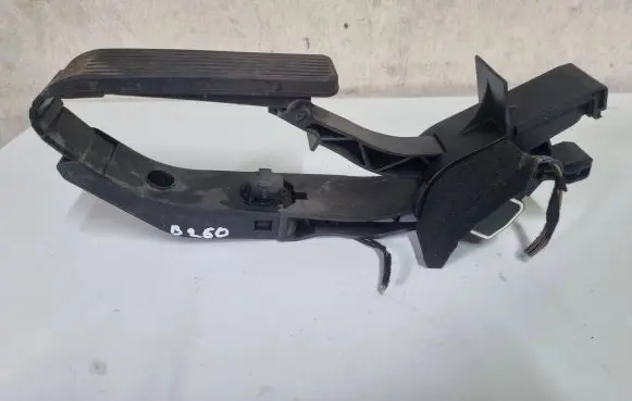 Mercedes-Benz C W203 Accelerator throttle pedal A2033000104